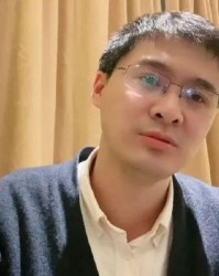罗翔：如果一个人突然努力工作，业余时间开始学习，不再参加社交活动，那么，身边的人可能不仅不会帮他，还会拉他下来，原因就一个！